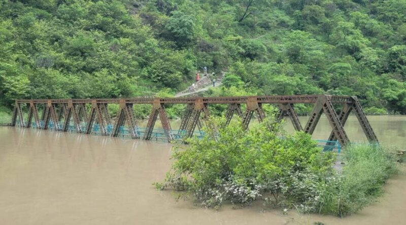 अलकनंदा नदी में डूबा पांच गांवों को जोड़ने वाला पुल